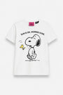 Dieses T-Shirt „Frogbox“ in limitierter Auflage von Princess Snoopy aus weicher Baumwolle zeigt eine schwarze Umrisszeichnung von Snoopy und Woodstock mit der Aufschrift „SUN IS ON, WORRIES GONE“ darüber sowie ein rosa Nackenetikett – alles auf einem schlichten weißen Hintergrund.