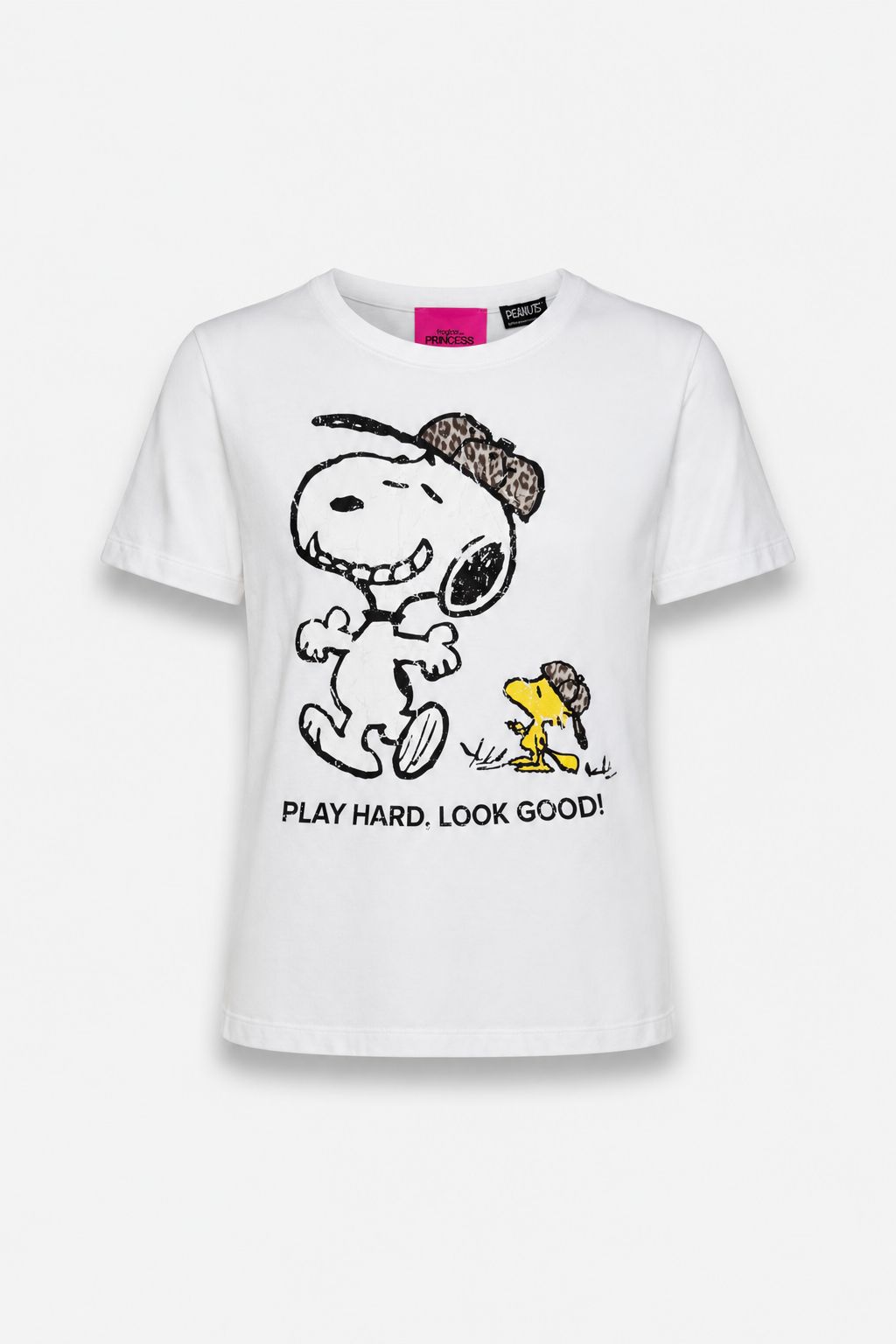 Dieses T-Shirt „Frogbox“ in limitierter Auflage von Princess Snoopy aus weicher Baumwolle zeigt eine schwarze Skizze von Snoopy und Woodstock mit Leopardenhüten und dem Schriftzug „PLAY HARD, LOOK GOOD!“ darunter, einen Rundhalsausschnitt sowie ein teilweise sichtbares rosa Etikett im Kragenbereich.