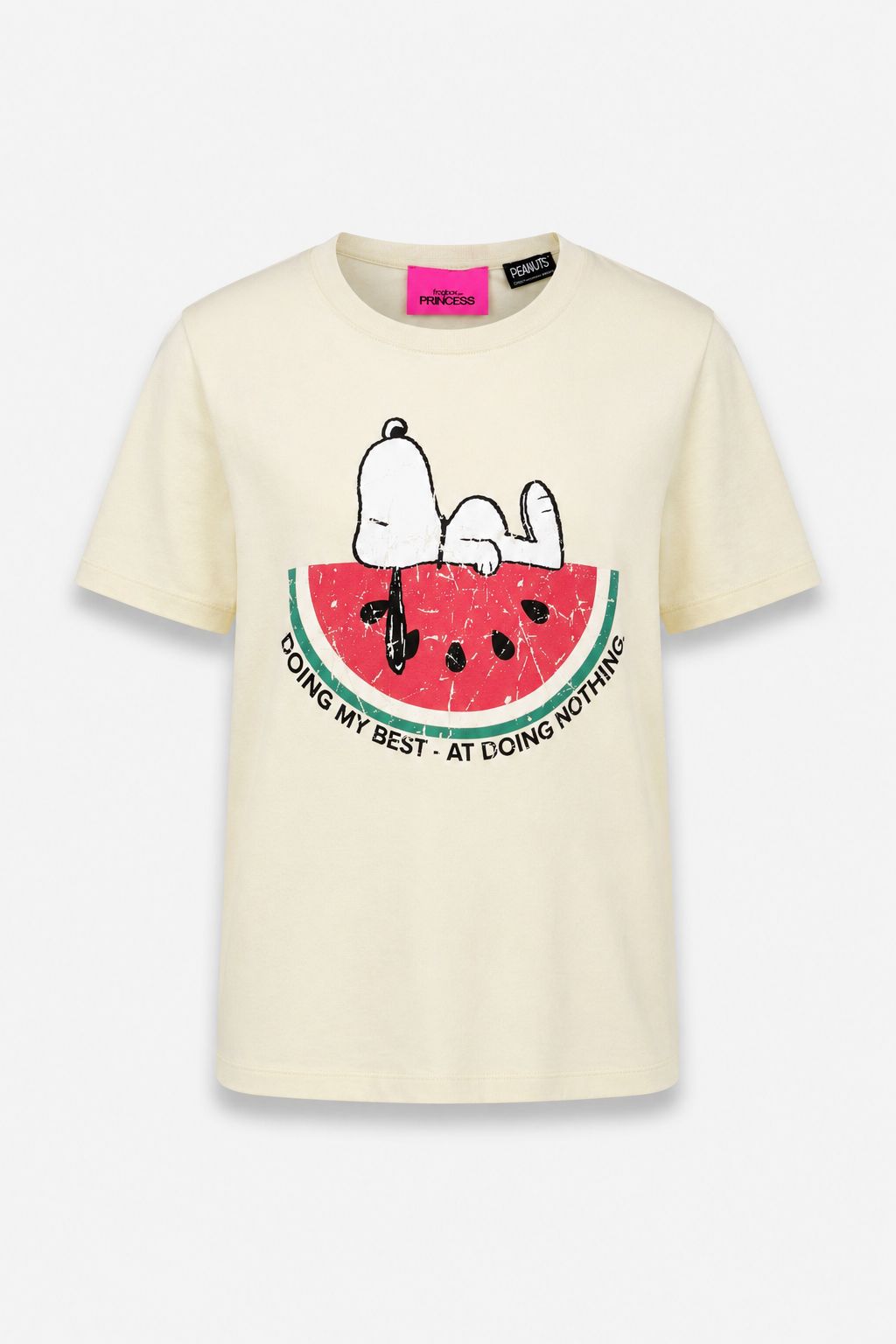 Cremefarbenes „Frogbox by Princess Snoopy“-T-Shirt mit Snoopy auf einer Wassermelonenscheibe und dem Schriftzug „DOING MY BEST – AT DOING NOTHING“. Mit rosa-schwarzen Akzenten am Kragenetikett. Aus weicher Baumwolle; ideal für Sammler von limitierten Auflagen.