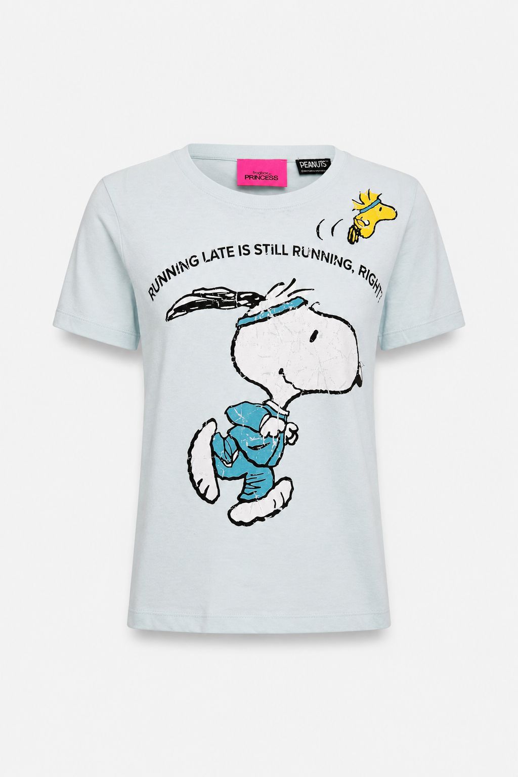 Hellblaues „Frogbox by Princess Snoopy“-T-Shirt mit einem Aufdruck, auf dem Snoopy in Blau joggt, darüber Woodstock und der Schriftzug „RUNNING LATE IS STILL RUNNING, RIGHT?“ Dieses limitierte Baumwoll-T-Shirt hat ein rosa Etikett am Kragen.