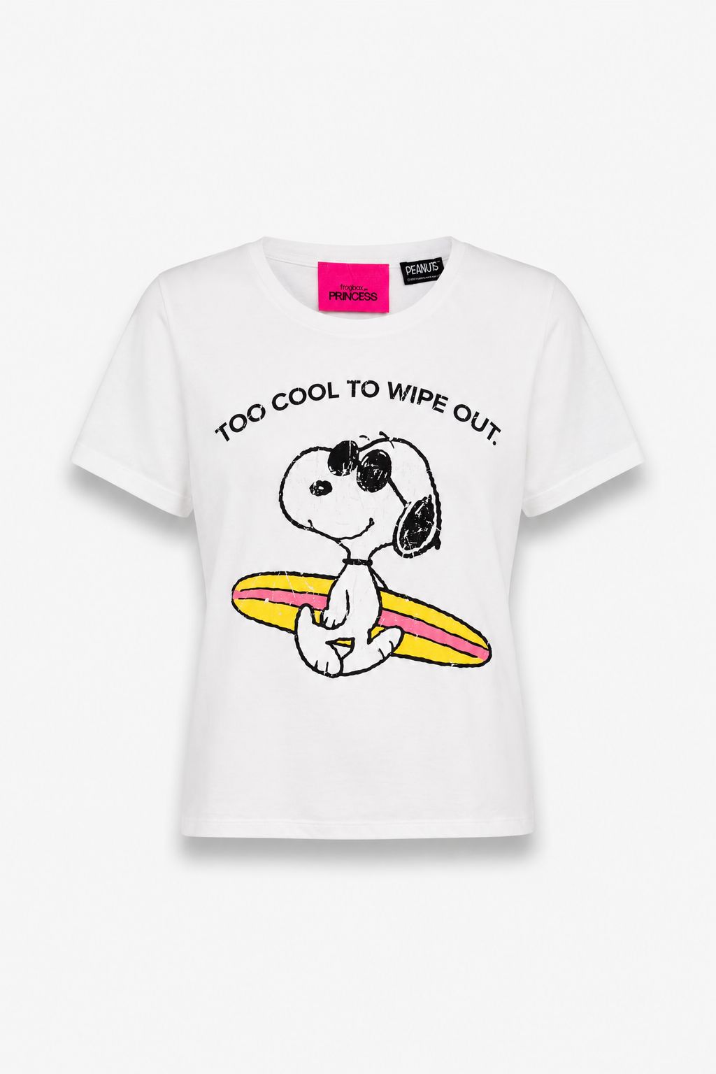 Das „Frogbox by Princess“ T-Shirt in limitierter Auflage mit Snoopy-Print aus Baumwolle zeigt Snoopy mit Sonnenbrille auf einem gelb-rosa Surfbrett, darüber steht „TOO COOL TO WIPE OUT“, und ein sichtbares rosa Etikett am Kragen sorgt für zusätzlichen Stil.