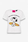 Das „Frogbox by Princess“ T-Shirt in limitierter Auflage mit Snoopy-Print aus Baumwolle zeigt Snoopy mit Sonnenbrille auf einem gelb-rosa Surfbrett, darüber steht „TOO COOL TO WIPE OUT“, und ein sichtbares rosa Etikett am Kragen sorgt für zusätzlichen Stil.