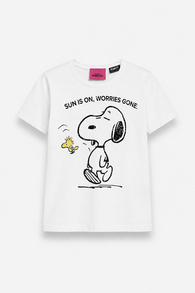 Dieses T-Shirt „Frogbox“ in limitierter Auflage von Princess Snoopy zeigt eine schwarze Silhouette von Snoopy und Woodstock mit der Aufschrift „SUN IS ON, WORRIES GONE“ darüber. Es besteht aus weicher Baumwolle, hat kurze Ärmel, einen Rundhalsausschnitt und ein rosa Etikett im Krageninneren.