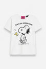 Dieses T-Shirt „Frogbox“ in limitierter Auflage von Princess Snoopy zeigt eine schwarze Silhouette von Snoopy und Woodstock mit der Aufschrift „SUN IS ON, WORRIES GONE“ darüber. Es besteht aus weicher Baumwolle, hat kurze Ärmel, einen Rundhalsausschnitt und ein rosa Etikett im Krageninneren.