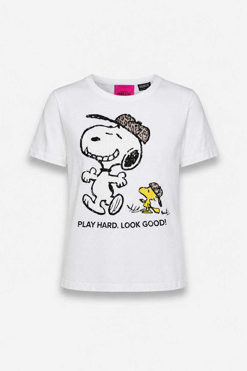 Das „Frogbox by Princess Limited Edition Snoopy“-Shirt ist ein weißes Baumwoll-T-Shirt mit einer Skizze von Snoopy und Woodstock, die Hüte mit Leopardenmuster tragen, sowie dem auffälligen Schriftzug: PLAY HARD, LOOK GOOD!.