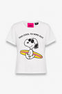 Das „Frogbox by Princess“-T-Shirt ist aus weißer Baumwolle und mit einem Snoopy-Aufdruck versehen – Snoopy mit Sonnenbrille auf einem gelb-rosa Surfbrett. Darüber steht der Schriftzug „TOO COOL TO WIPE OUT“. Diese Limited Edition hat ein rosa Kragenetikett.