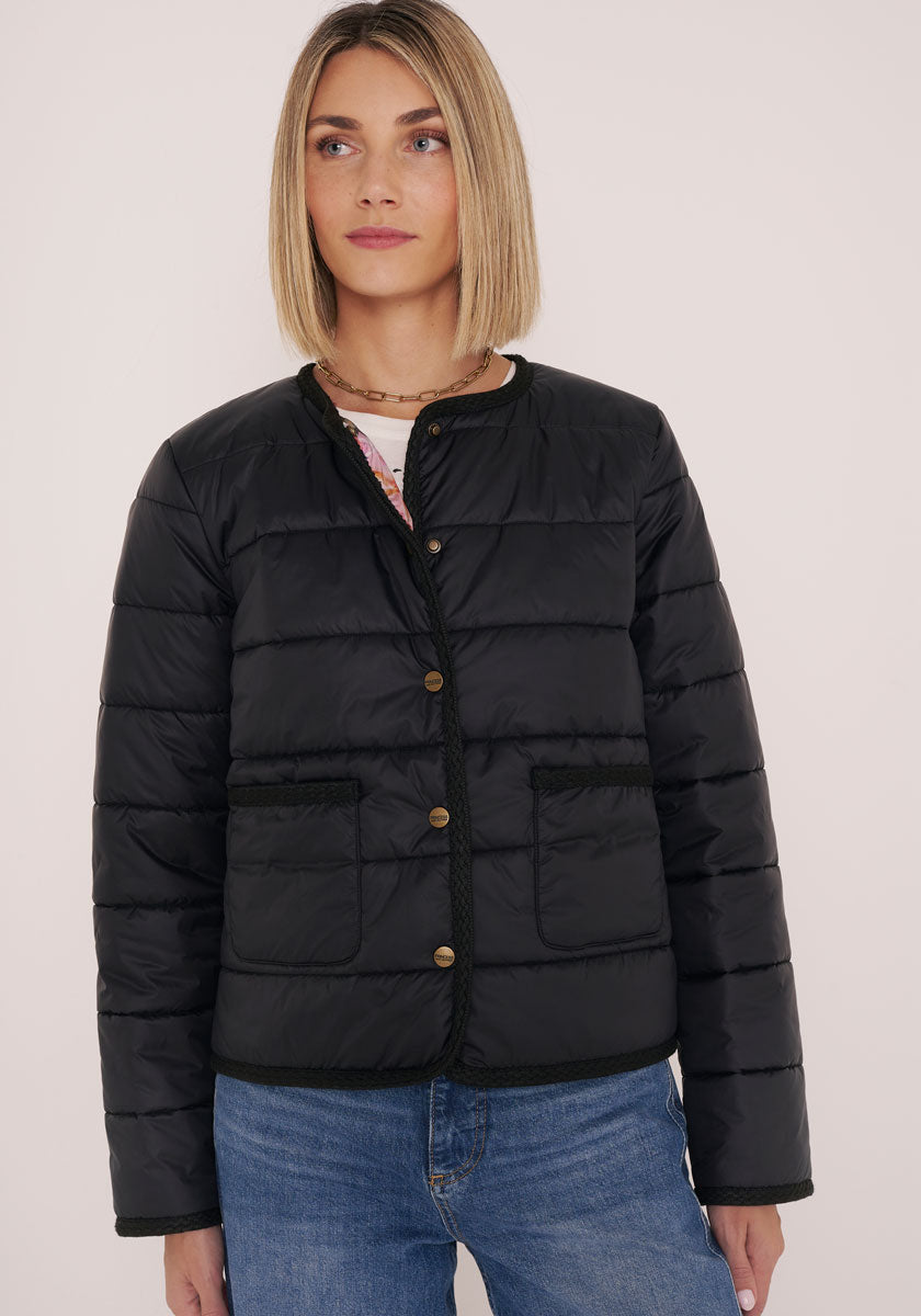 Eine Frau mit glattem, schulterlangem blondem Haar trägt eine Princess Goes Hollywood gesteppte Kurzjacke mit zwei Vordertaschen und Rundhalsausschnitt, gestylt mit Blue Jeans vor einem schlichten, hellen Hintergrund.