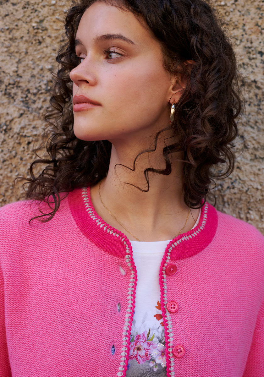 Pinke Strickjacke mit Handstich-Details