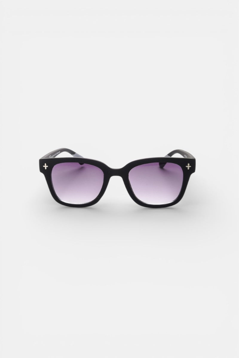 Eine schwarze Okkia-Sonnenbrille mit quadratischem Rahmen und violett getönten UV-400-Schutz-Gläsern steht mittig auf einem einfarbig weißen Hintergrund, mit kleinen weißen Pluszeichen in den oberen äußeren Ecken, wobei beide Gläser nach vorne zeigen.