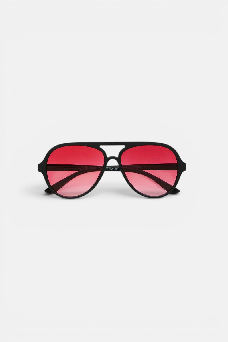Schwarzgerahmte Aviator-Sonnenbrille von Okkia mit leuchtend rosa getönten Gläsern, von vorne vor einem schlichten weißen Hintergrund abgebildet. Diese Unisex-Aviator-Sonnenbrille verfügt über einen geraden oberen Steg und bietet zuverlässigen UV-400-Schutz, während sie unter dem Rahmen einen dezenten Schatten wirft.