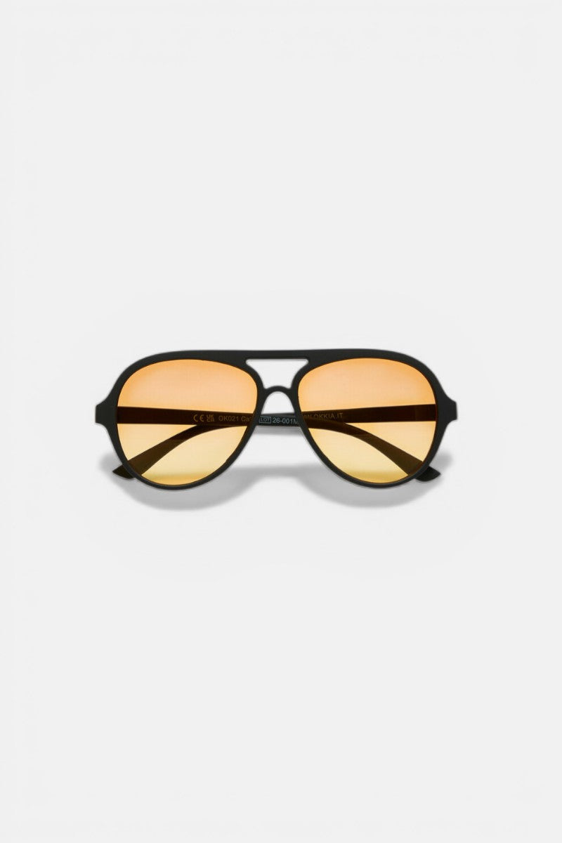 Eine Okkia Aviator-Sonnenbrille mit schwarzem Rahmen und orangefarbenen, getönten UV-400-Gläsern im Unisex-Doppelbrückendesign wird auf einem schlichten weißen Hintergrund präsentiert.