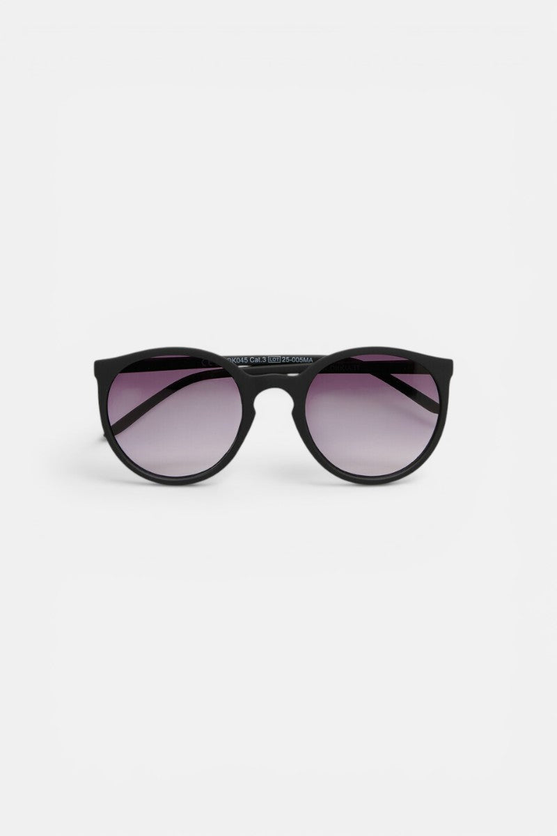 Die runde Sonnenbrille „Okkia“ mit schwarzem Rahmen und dunklen Verlaufsgläsern besticht durch ihren Retro-Stil und bietet UV-400-Schutz. Die moderne Sonnenbrille ist auf einem schlichten weißen Hintergrund abgebildet, wobei die Bügel hinter den Gläsern dezent zu erkennen sind.