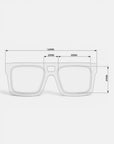 Umriss einer rechteckigen Brille mit folgenden Maßen: Breite 142 mm, Glasenbreite 60 mm, Stegbreite 22 mm und Rahmenhöhe 47 mm. Dünne schwarze Linien und Pfeile zeigen die Maße auf weißem Hintergrund an. Inspiriert von Oversize-Proportionen und modernem Design besticht diese VULCANO-Sonnenbrille von Okkia in jedem Detail durch zeitgemäßen Stil.