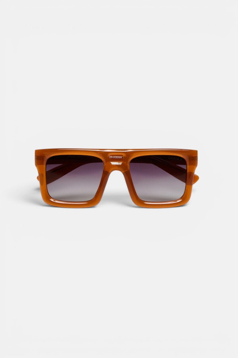 Orangefarbene, rechteckige VULCANO-Sonnenbrille von Okkia mit Oversize-Proportionen, dickem Rahmen und dunklen Verlaufsgläsern, präsentiert vor einem schlichten weißen Hintergrund. Der Nasensteg ist in der Mitte mit einem kleinen silbernen Detail versehen, während der Markenname „Okkia“ in weißer Schrift über dem Nasensteg erscheint – ein modernes Design für einen stilvollen Auftritt.