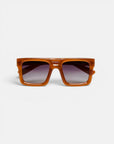 Orangefarbene, rechteckige VULCANO-Sonnenbrille von Okkia mit Oversize-Proportionen, dickem Rahmen und dunklen Verlaufsgläsern, präsentiert vor einem schlichten weißen Hintergrund. Der Nasensteg ist in der Mitte mit einem kleinen silbernen Detail versehen, während der Markenname „Okkia“ in weißer Schrift über dem Nasensteg erscheint – ein modernes Design für einen stilvollen Auftritt.