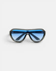 Eine schwarz gerahmte Schutzbrille von Okkia mit gewölbten, blau getönten und polarisierten Gläsern wird auf einem schlichten weißen Hintergrund in Frontalansicht gezeigt. Die Schutzbrille besticht durch ein minimalistisches Design mit einer umlaufenden Form und dicken Bügeln und weist Markierungen an der Innenseite des oberen Rahmens auf, wodurch diese Okkia-Brille Funktionalität und Stil vereint.