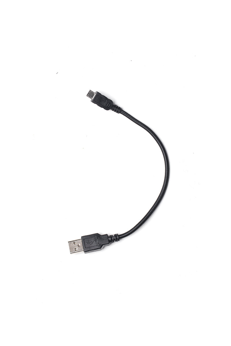 Ein kurzes schwarzes Steamery-USB-Kabel mit einem USB-A-Stecker an einem Ende und einem Micro-USB-Stecker am anderen Ende, das sich perfekt zum Aufladen von Geräten wie Fusselrasierer eignet, ist in einer geschwungenen Form auf einem schlichten weißen Hintergrund angeordnet.