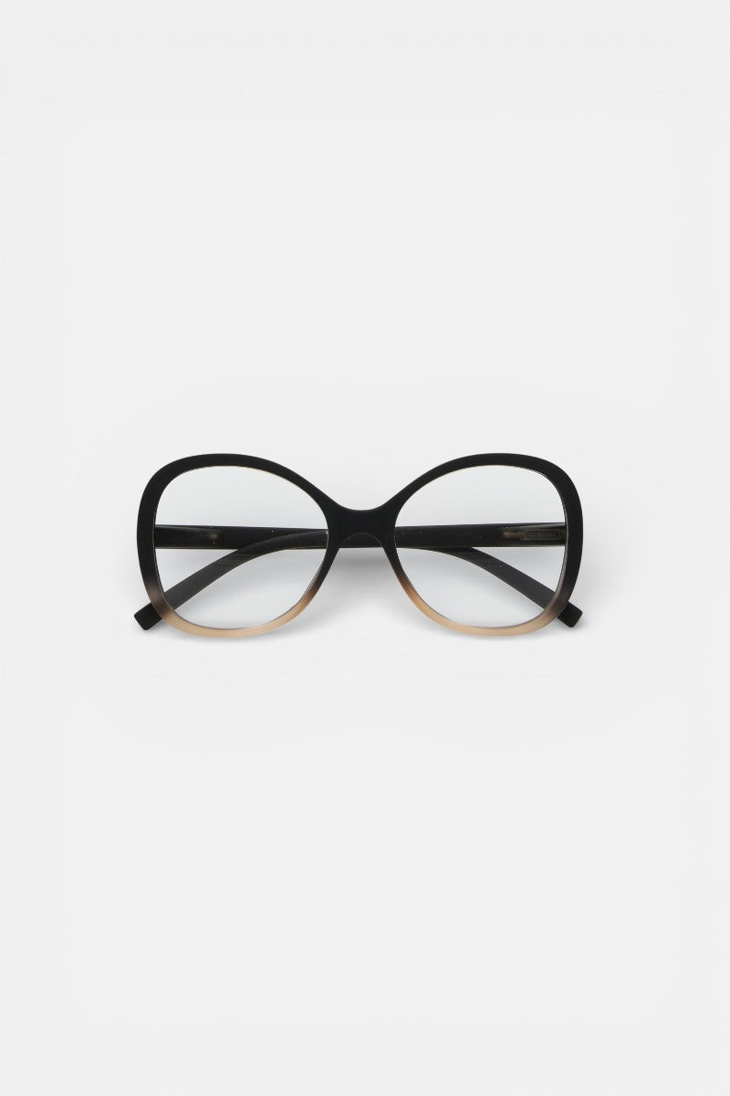 Eine Brille von Okkia mit großen, abgerundeten Rahmen im Schmetterlingsdesign, die von Schwarz zu Hellbraun übergehen, mit klaren Gläsern und einer Soft-Touch-Oberfläche. Die Brille ist auf einem schlichten weißen Hintergrund abgebildet.