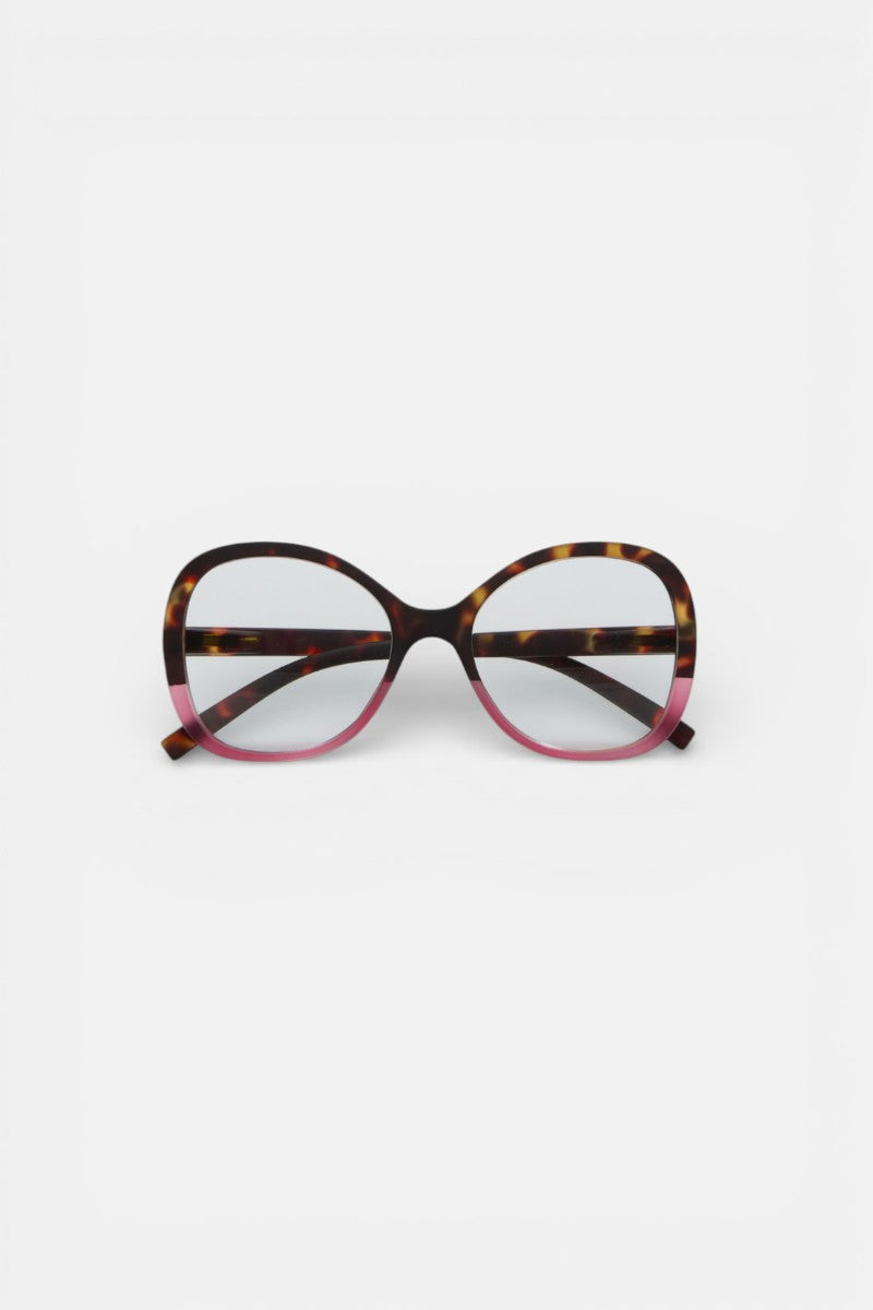 Ein Paar übergroße Okkia-Brillen im Schmetterlingsdesign mit schildpattfarbenem Oberrahmen und Bügeln, rosafarbenem Unterrahmen und Soft-Touch-Oberfläche vor einem schlichten weißen Hintergrund.