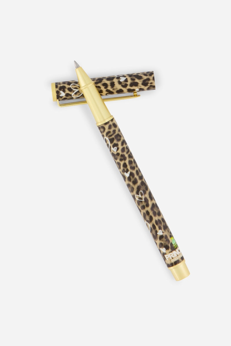 Ein Princess Goes Hollywood Kugelschreiber mit goldener Spitze und Ende, braunem Leopardenprint und kleinen weißen Herzen strahlt Eleganz aus. Seine passende Kappe mit goldenem Clip ruht über dem Stift auf einem schlichten weißen Hintergrund.