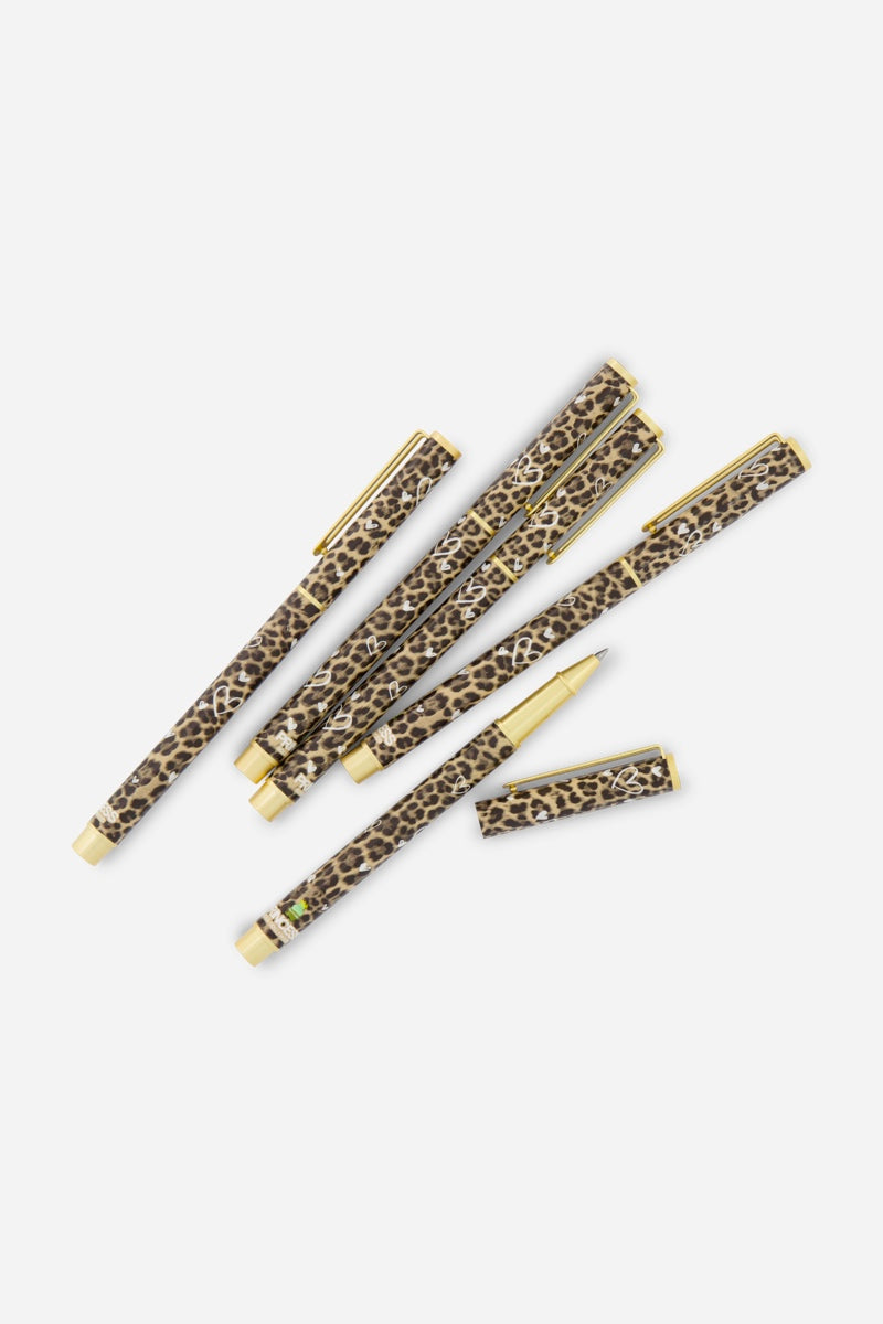 Fünf Princess Goes Hollywood Eleganz Kugelschreiber mit goldfarbenen Spitzen und Clips im Leopardenmuster sind diagonal auf weißem Grund angeordnet. Ideal für stilvolles Schreiben, sind die Stifte gebündelt und leicht überlappend.