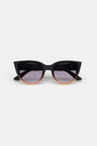 Eine Okkia Cat-Eye-Sonnenbrille mit dickem schwarzem Rahmen und dunkel- bis hellrosa Verlaufsgläsern bietet stilvollen UV-400-Schutz, dargestellt auf einem schlichten weißen Hintergrund.
